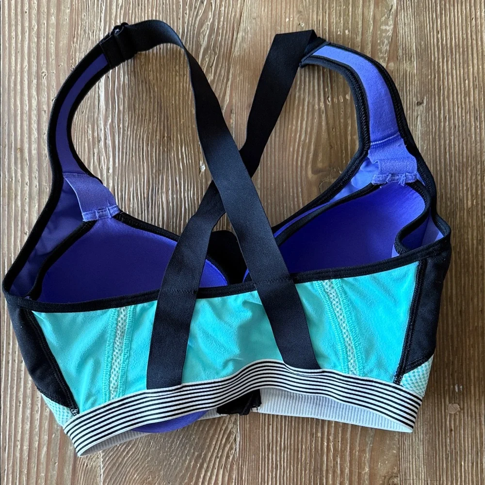 VSX Victoria Secret knockout front close Aqua and Black Sports Bra